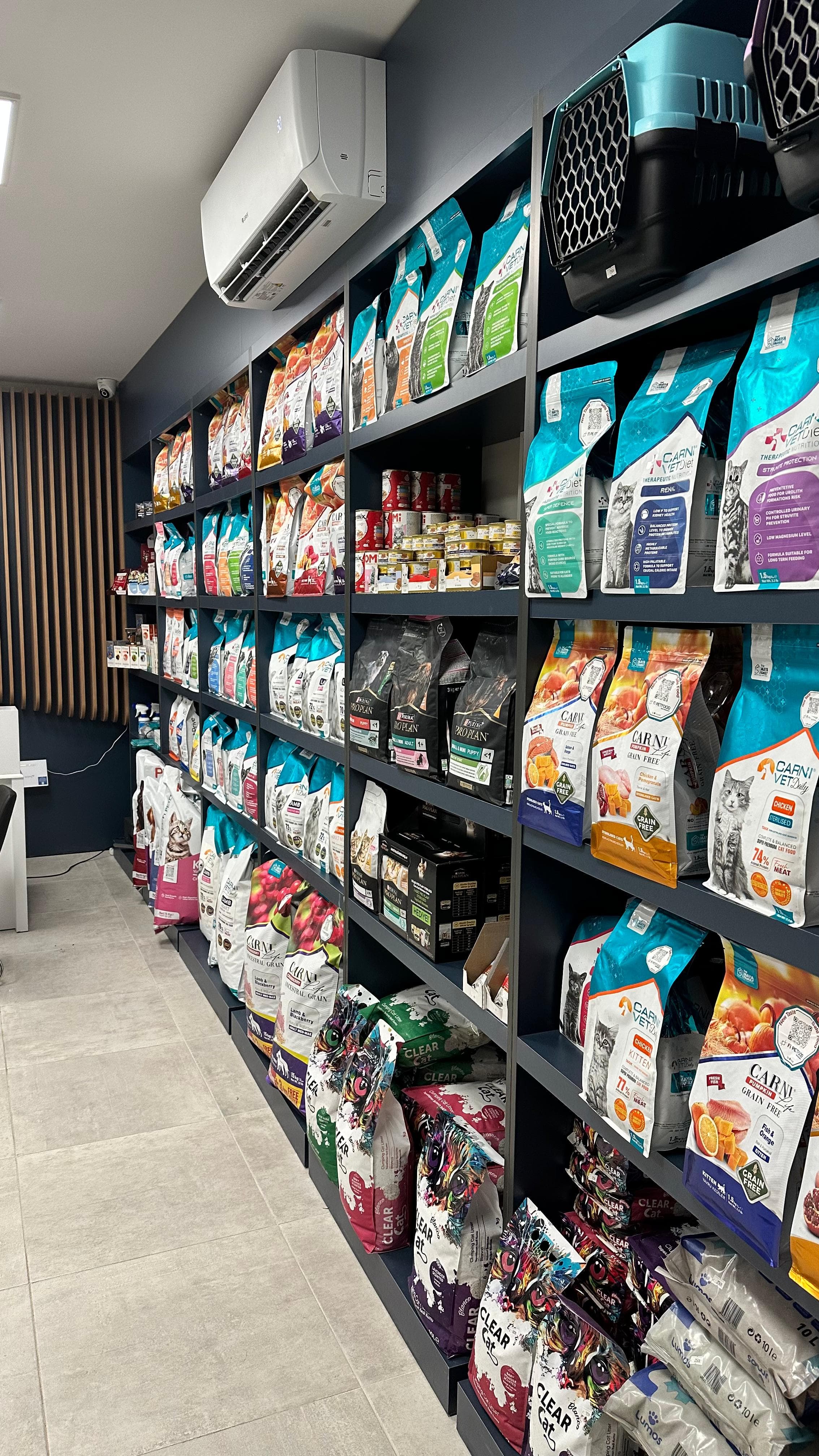 Pet mama rafları ve veteriner kliniği iç mekanı